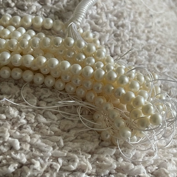 9 STRANDS WHITE TINY PEARLS FOR STRINGING - Picture 3 of 5